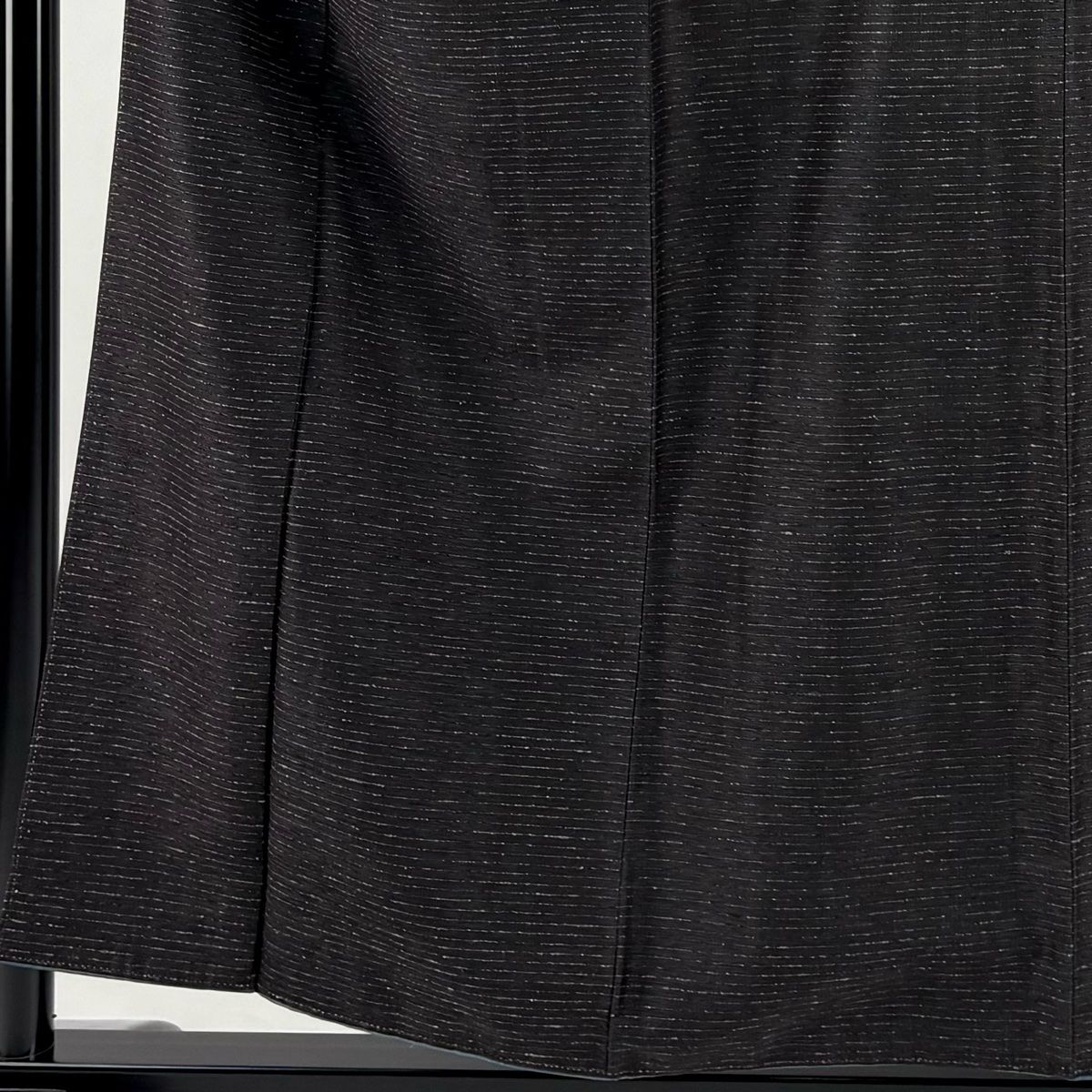 美品】 紬 身丈156cm 裄丈64cm M 袷 横縞 墨色 正絹 秀品 【中古