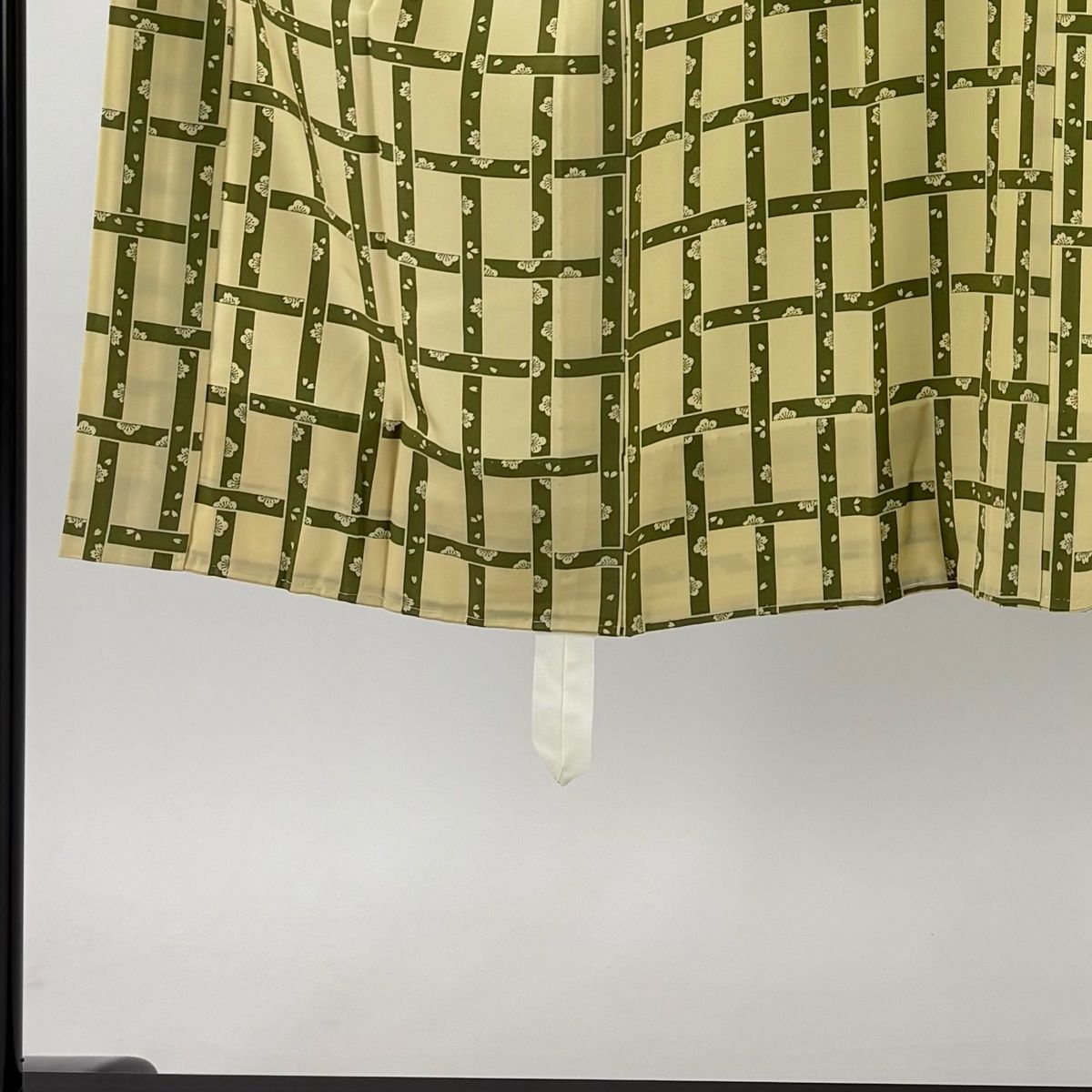 長襦袢 身丈126.5 cm 裄丈64.5 M 桜 梅 ベージュ 正絹 秀品