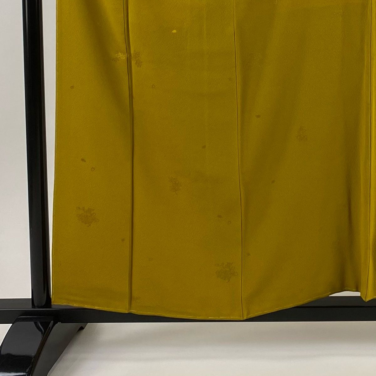 美品】 色無地 身丈157cm 裄丈64cm M 袷 山本寛斎 落款 地紋 山吹色