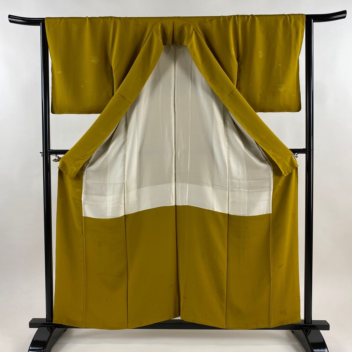  色無地 身丈157 cm 裄丈64 M 袷 山本寛斎 落款 地紋 山吹色 正絹 秀品 色無地 着物