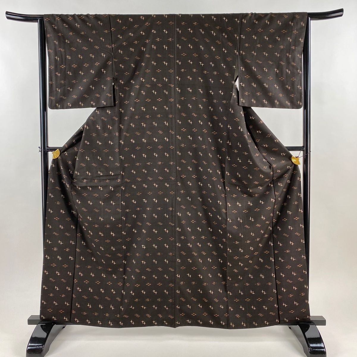 紬 身丈162 cm 裄丈64 M 袷 久米島紬 証紙 燕 幾何学 焦茶色 正絹 秀品
