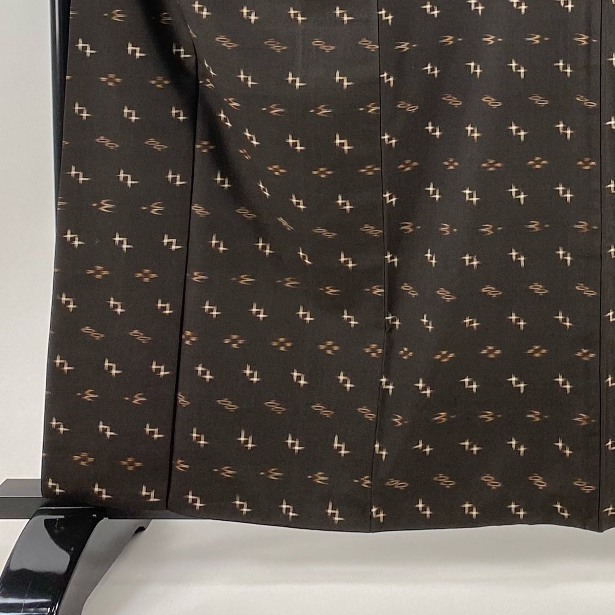 紬 身丈162 cm 裄丈64 M 袷 久米島紬 証紙 燕 幾何学 焦茶色 正絹 秀品