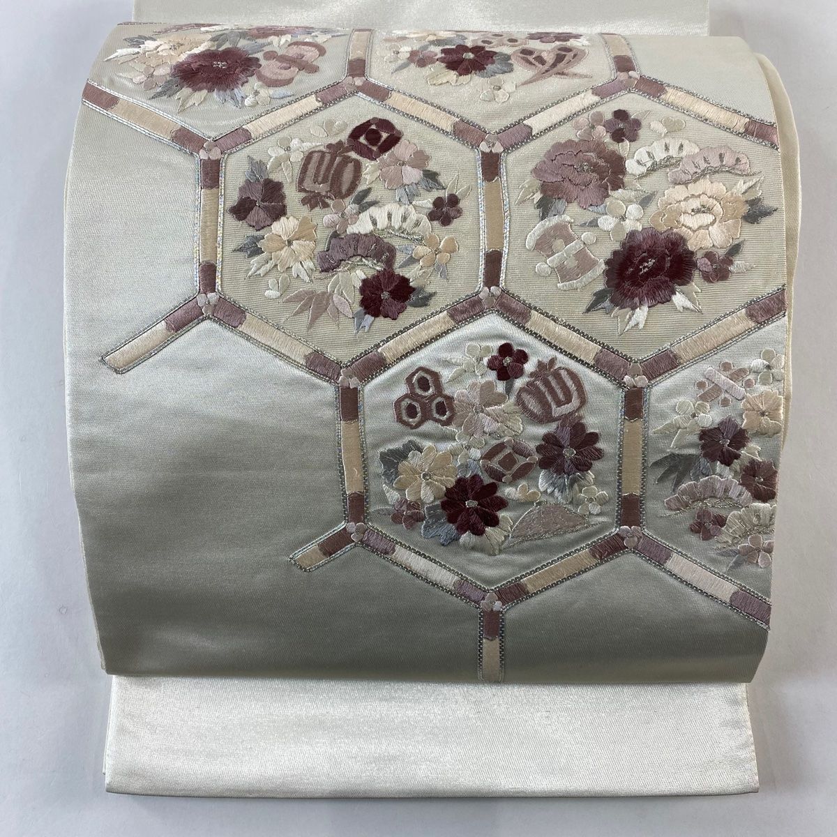 袋帯 秀品 草花 宝尽くし 銀糸 刺繍 クリーム お太鼓柄 正絹 【中古