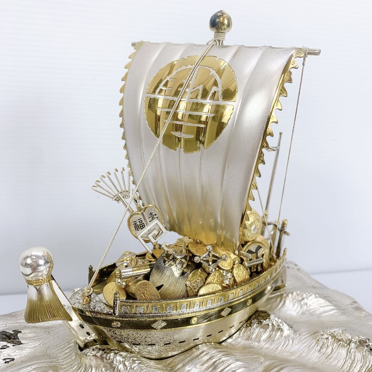 銀製　銀細工　船　置物　　金色 H-074 銀製 宝船 置物 純銀細工 開運 招福 金銀細工 木製ガラスケース