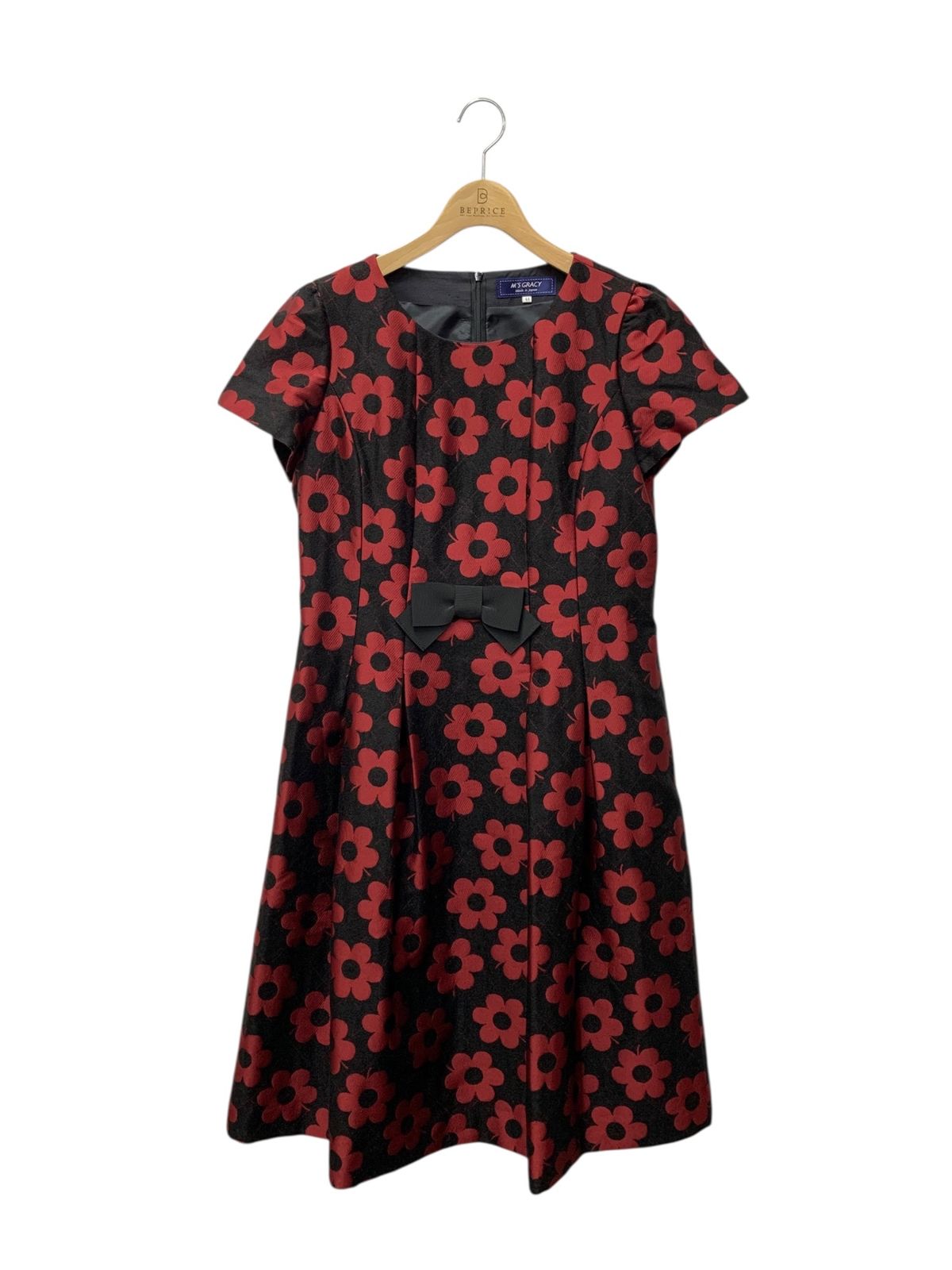 エムズグレイシー新作タグ付き 黒地に素敵な花柄半袖ワンピース44 2025