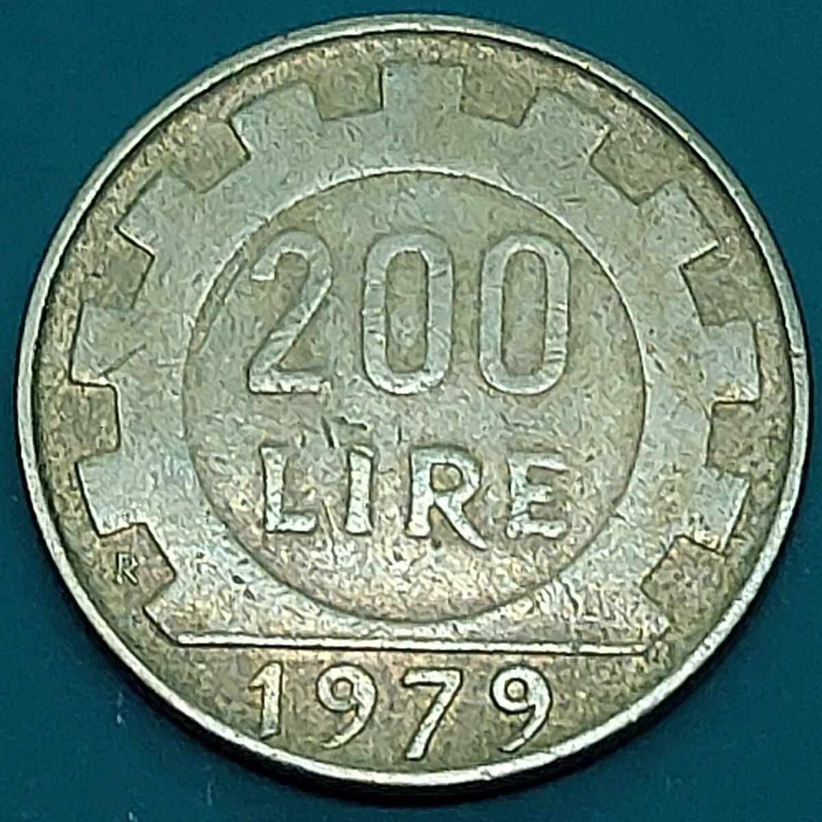 イタリア 200リラ硬貨 1979年 工業国イタリアを象徴する歯車デザイン