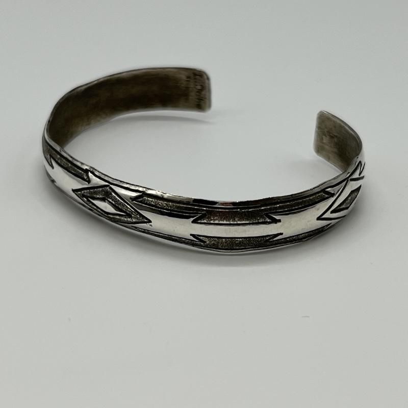 インディアンジュエリー L.Tahe ナバホ トライブバングル STERLING