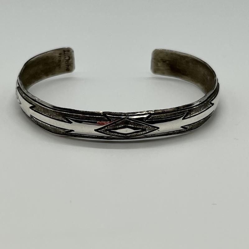 インディアンジュエリー L.Tahe ナバホ トライブバングル STERLING