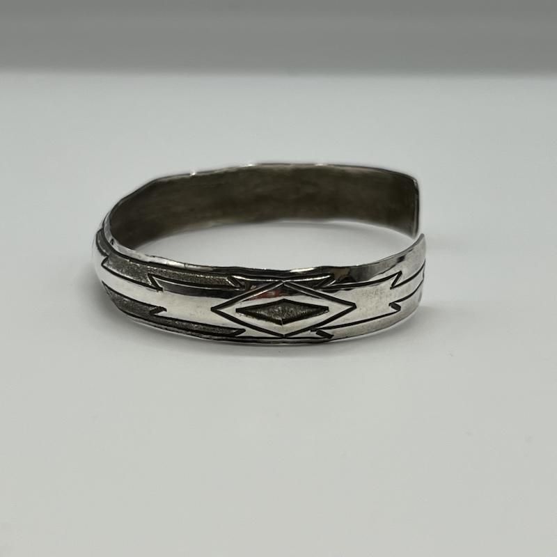 インディアンジュエリー L.Tahe ナバホ トライブバングル STERLING