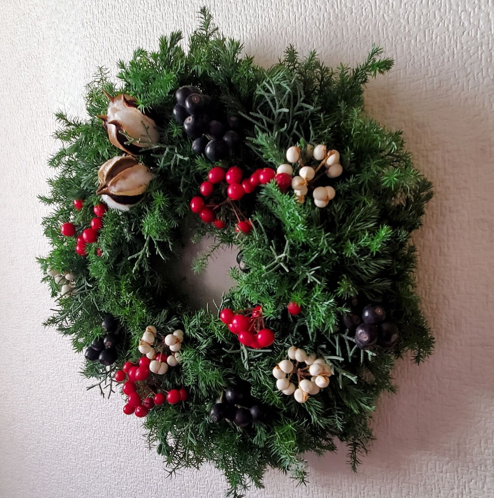 フレッシュヒムロスギと4種類の木の実のクリスマスリース コニファー