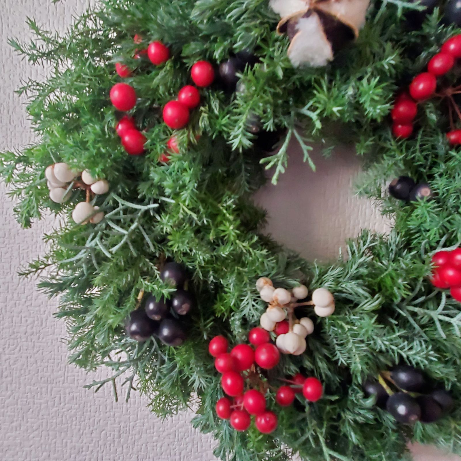 フレッシュヒムロスギと4種類の木の実のクリスマスリース コニファー