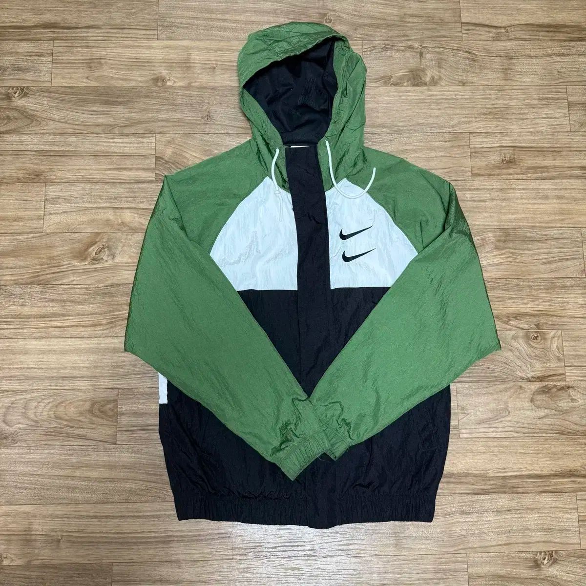 ナイキ ダブル スウッシュ ウィンドブレーカー