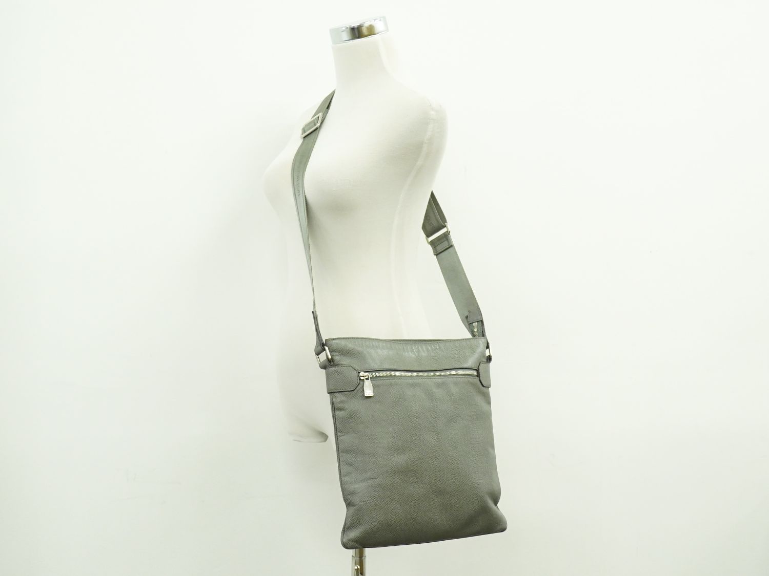 本物 ルイヴィトン LOUIS VUITTON LV サシャ タイガ レザー ショルダー