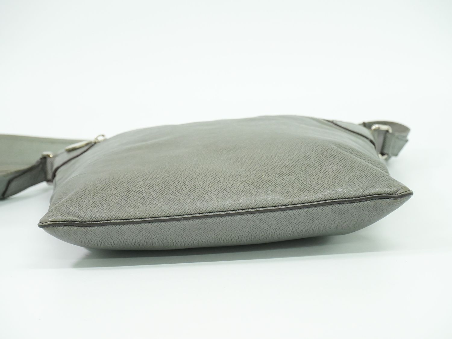 本物 ルイヴィトン LOUIS VUITTON LV サシャ タイガ レザー ショルダー