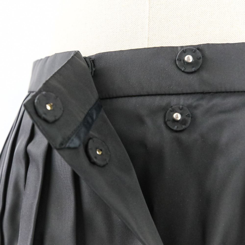 プラダ　ナイロンスカート　美品 現行✨極美品】PRADA プラダ ナイロン スカート 三角プレート ロゴ 黒