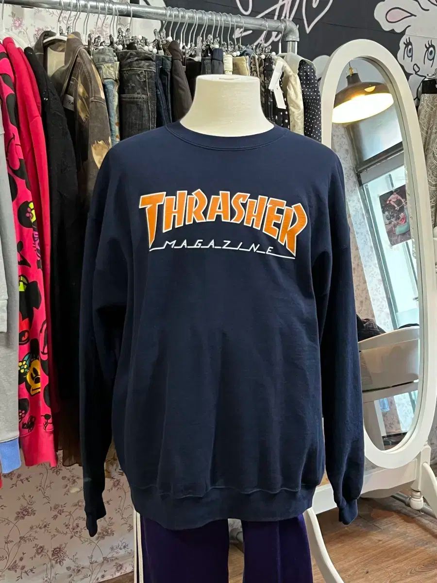 スラッシャー ネイビー スウェットシャツ オレンジ ロゴ