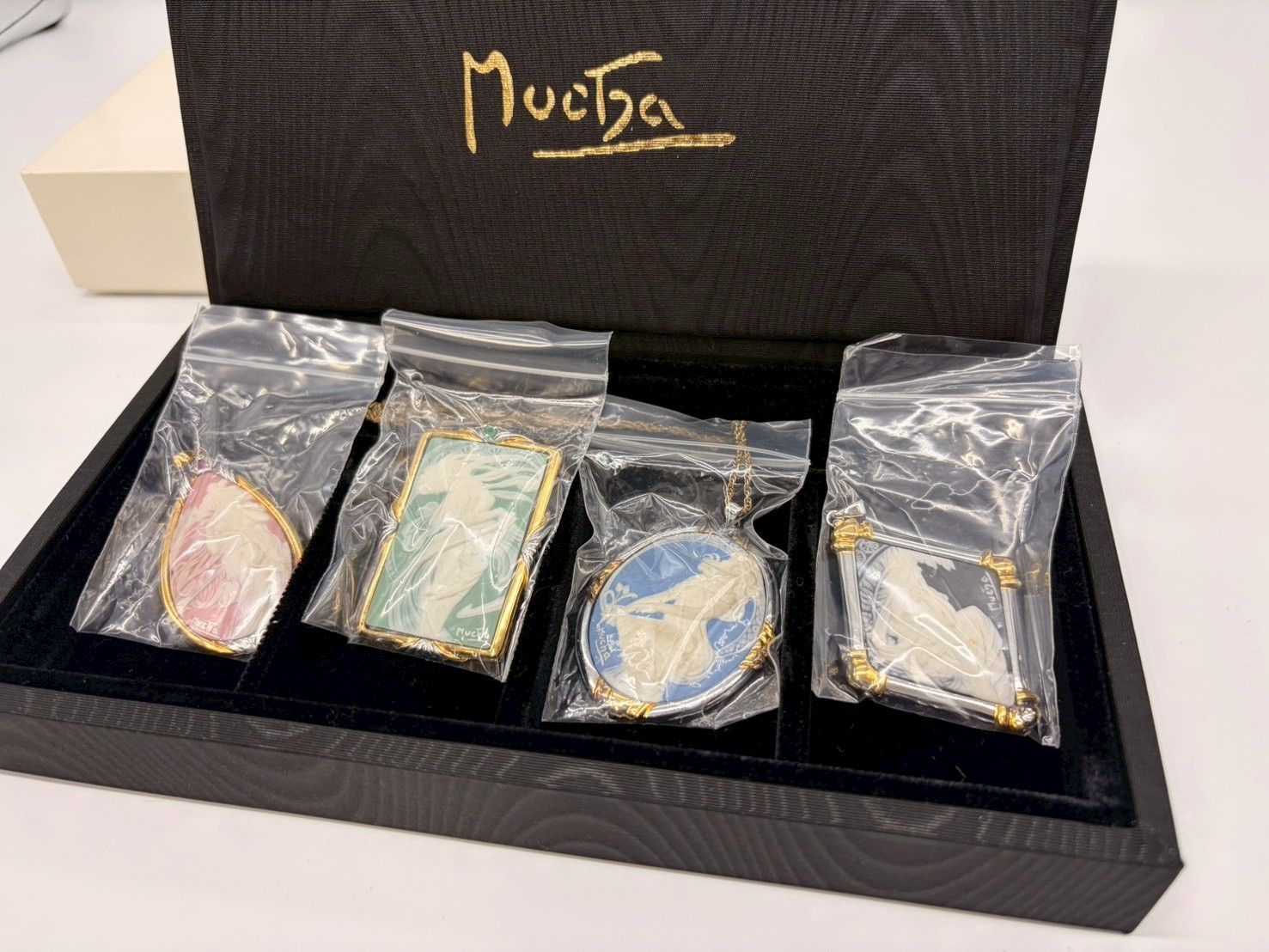 IEI MUCHA ミュシャ 「四芸術」 カメオ 宝飾ペンダント 天然石付き