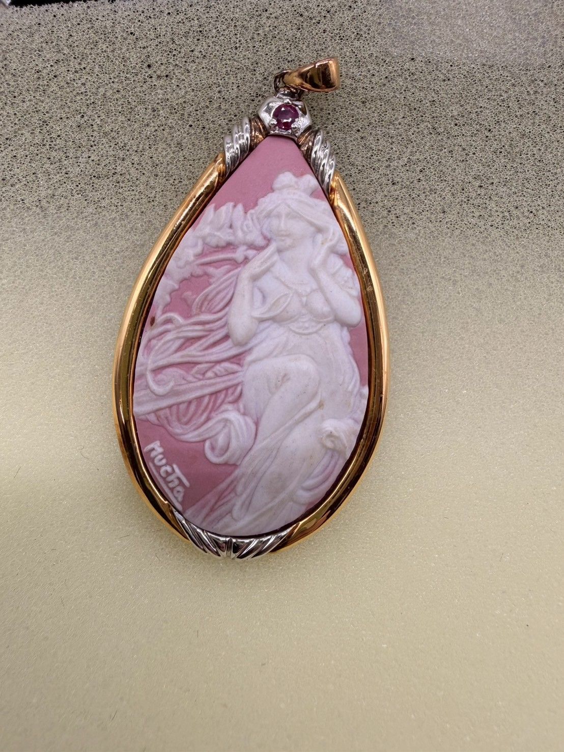 IEI MUCHA ミュシャ 「四芸術」 カメオ 宝飾ペンダント 天然石付き