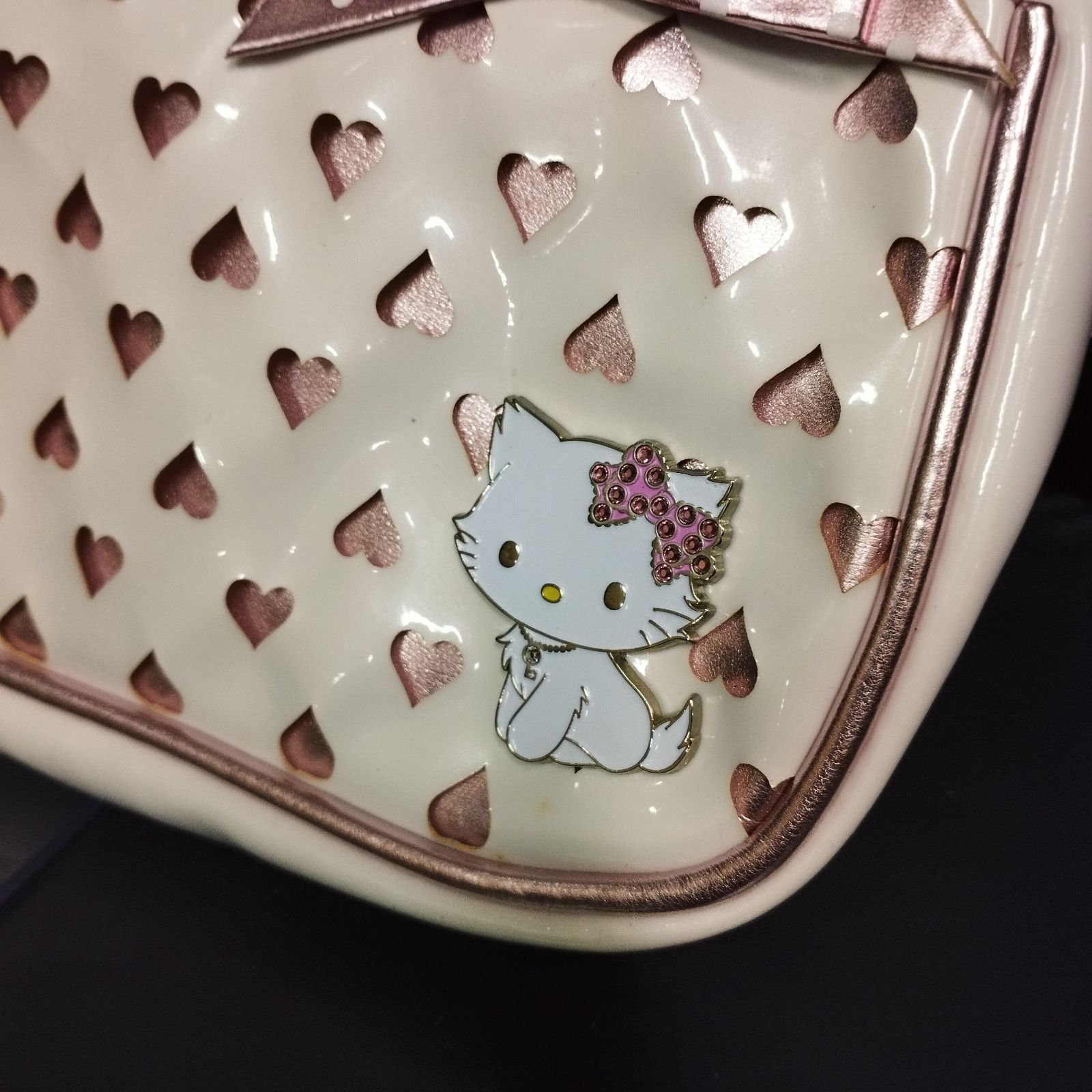 D9065】チャーミーキティ エナメル ミニバッグ - メルカリ