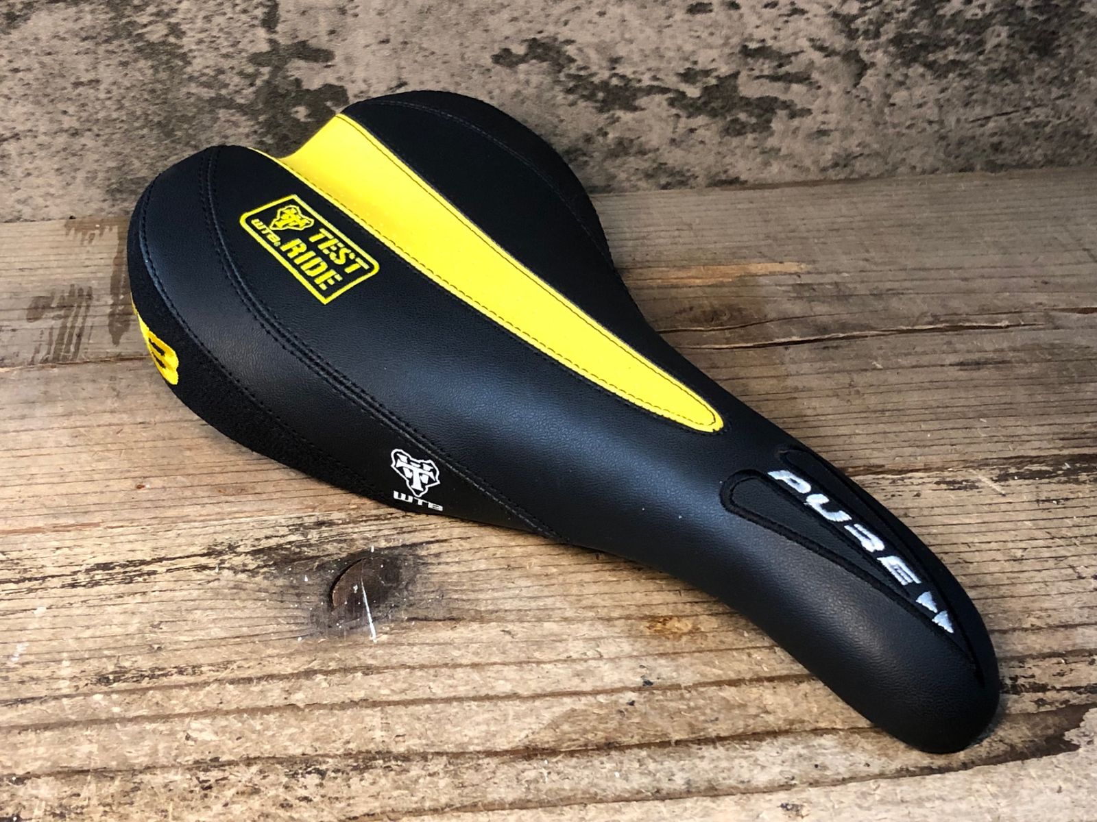 JP183 WTB PURE サドル 黒 黄 148mm TEST
