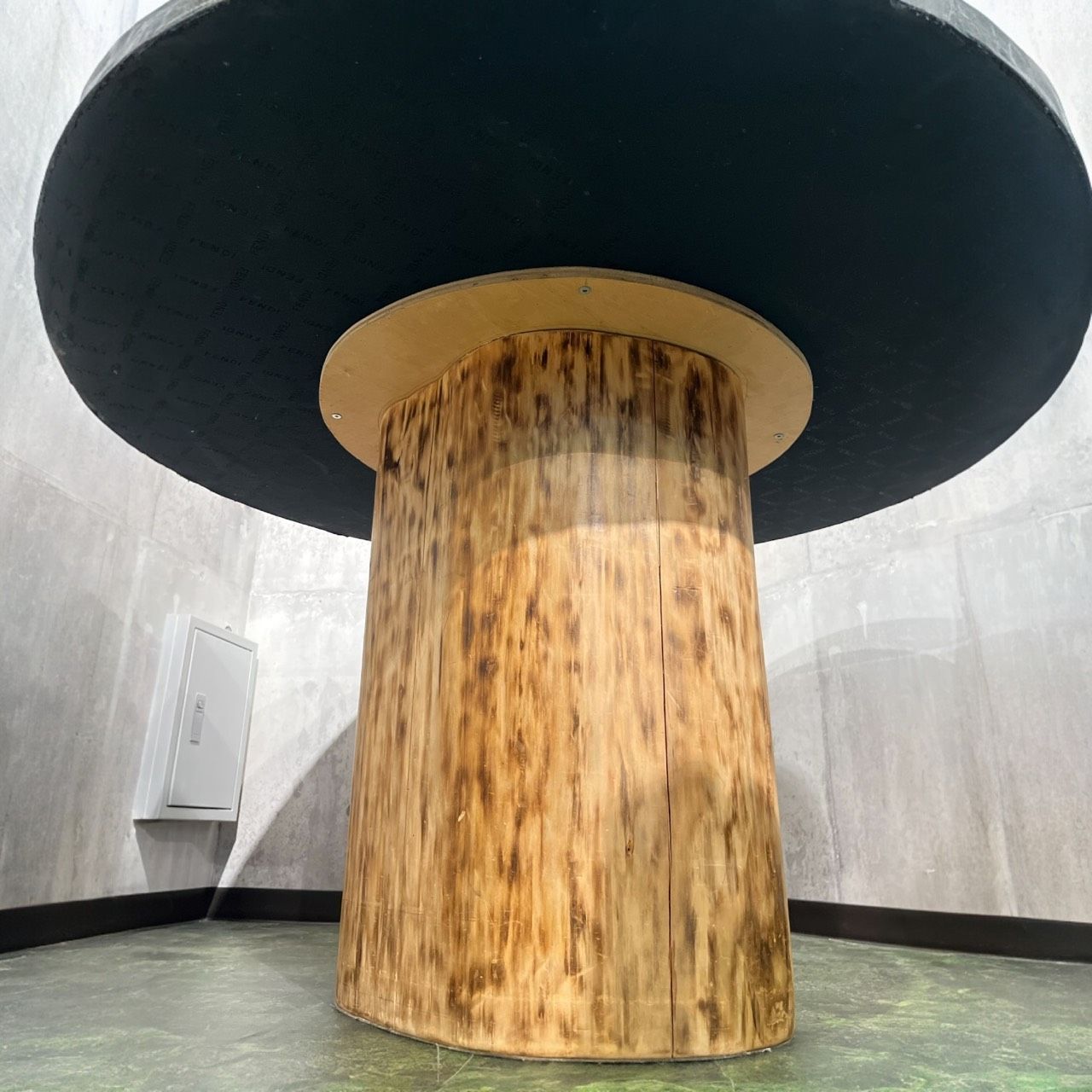 送料無料※ フェンディカーサ FENDI CASA クロコ型押し 牛革 檜脚