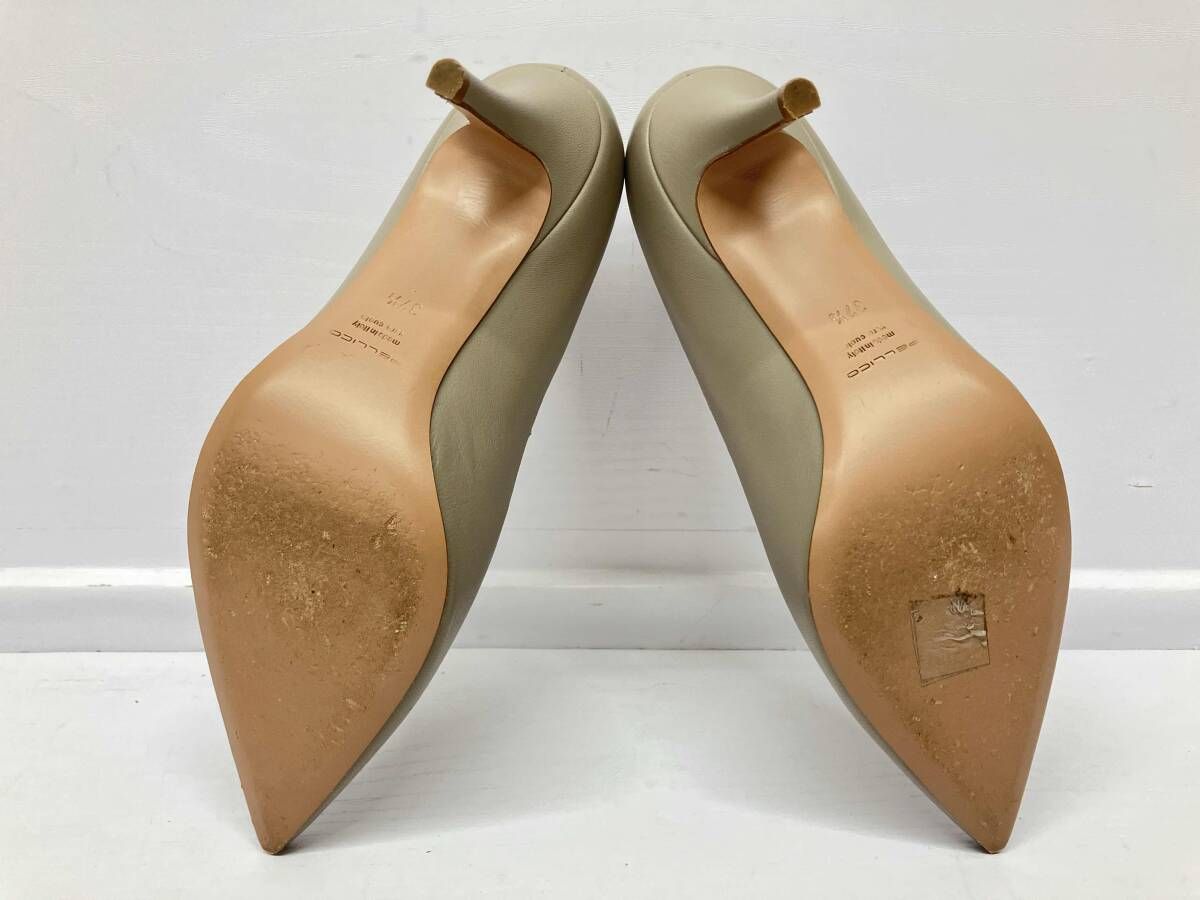 グレーベージュ