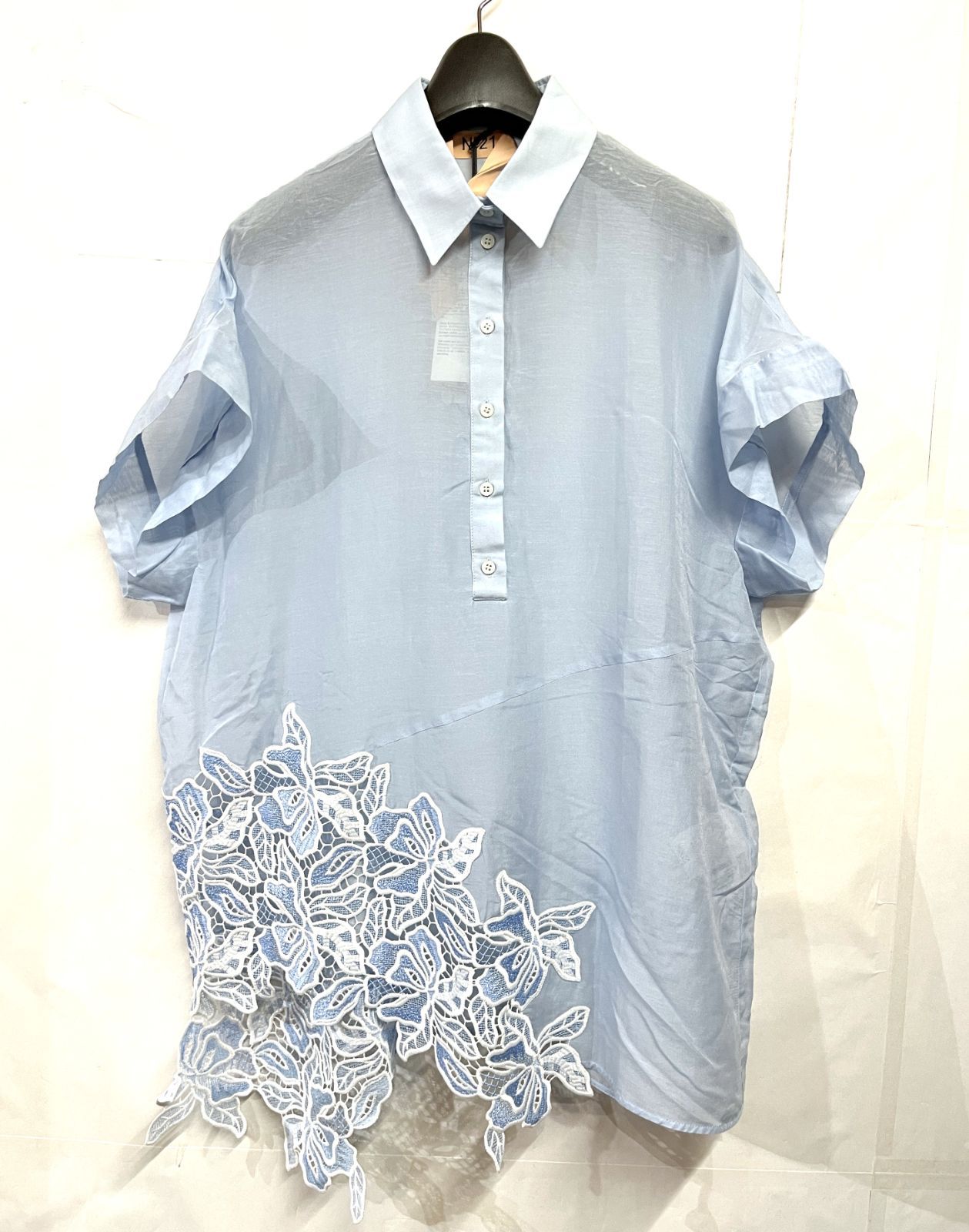 N°21｜ヌメロヴェントゥーノ フラワーレースデザイン バンドスリーブプルオーバーシルクブラウス