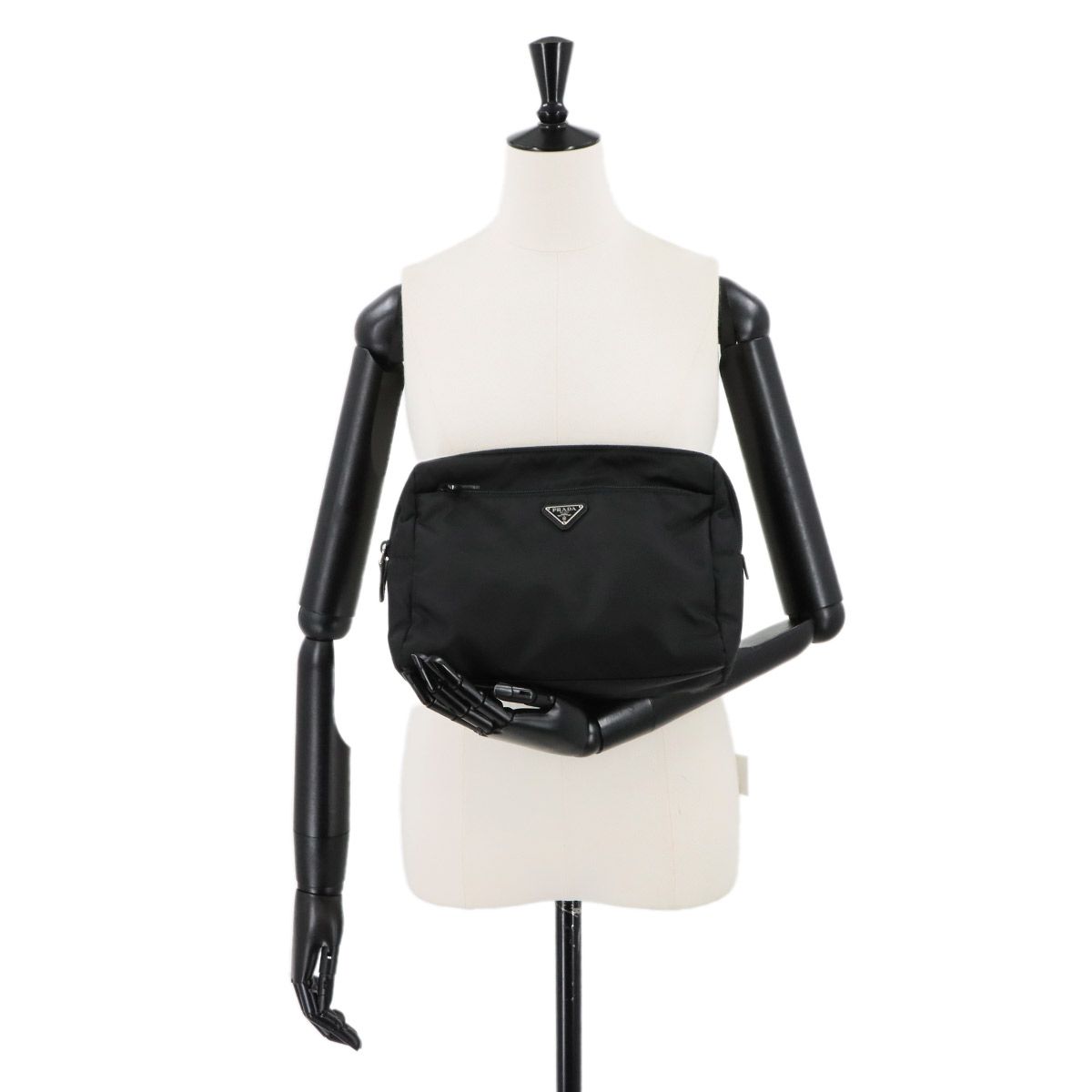 新品同様 プラダ バッグ ポーチ ナイロン ブラック シルバー 金具 トライアングル レディース 90301546 【中古】ブランド 新品同様 プラダ PRADA ポーチ ナイロン ブラック シルバー 金具