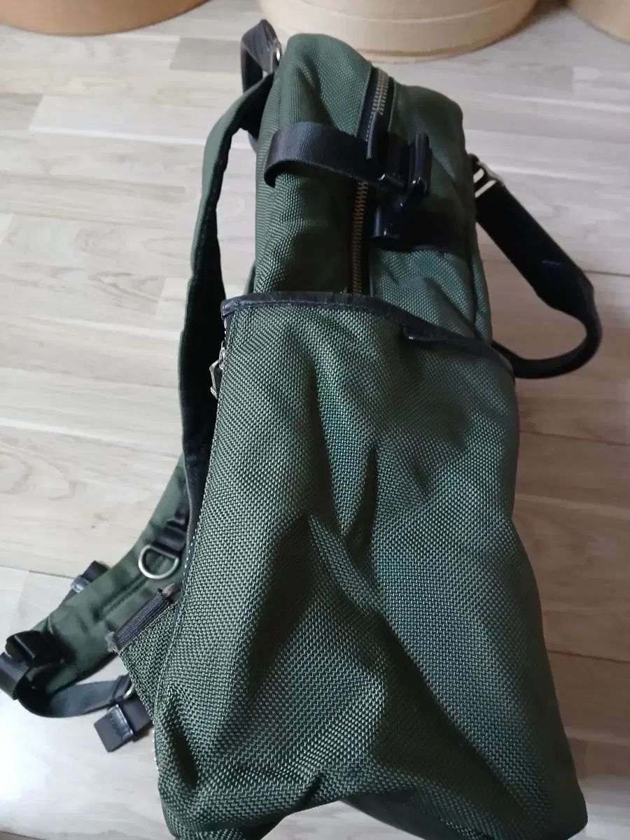 TUMI トゥミ オリーブ色 バックパック - メルカリ