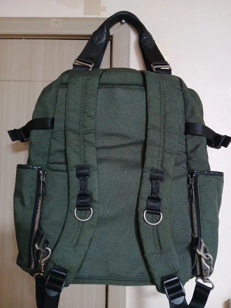 TUMI トゥミ オリーブ色 バックパック - メルカリ