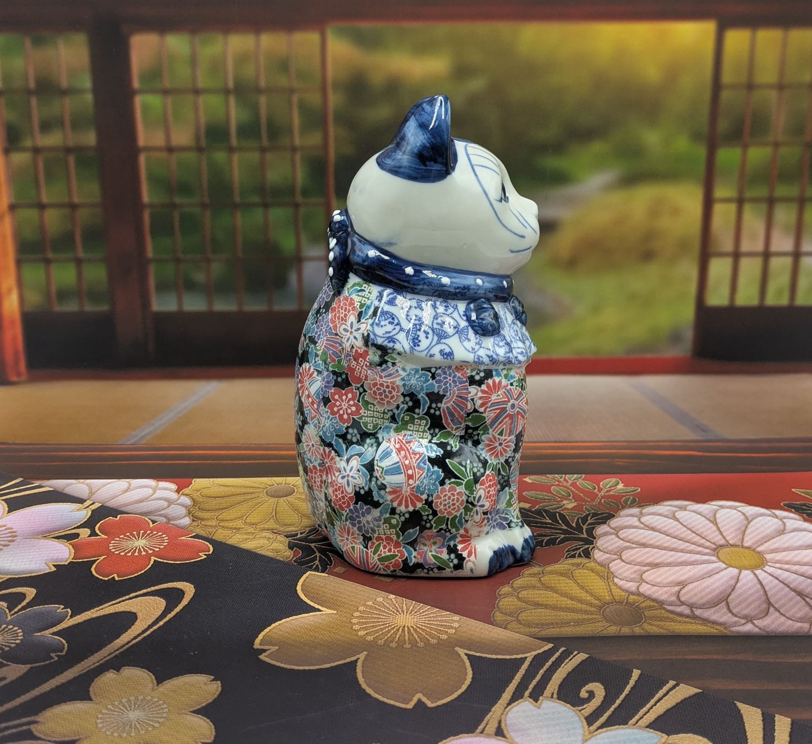 友禅磁器 招き猫 左手上げ 瀬戸焼 縁起物 金運 陶器製 置物 - メルカリ