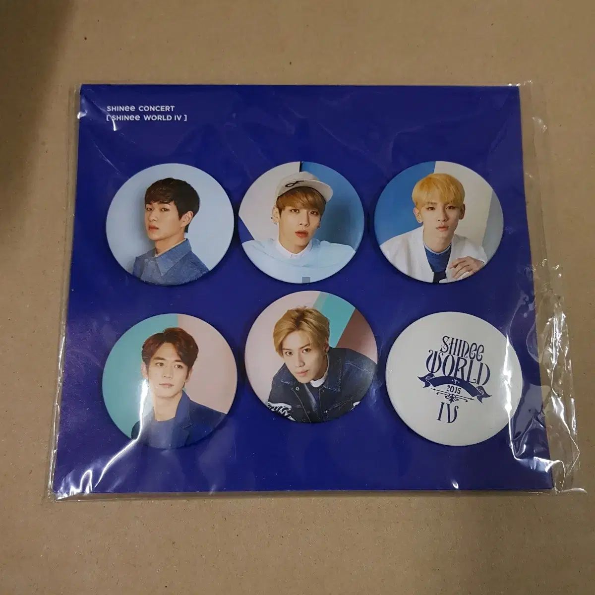 SHINee ジョンヒョン JONGHYUN コンサート グッズ WORLD V STATIONERY KIT 団体 集合 バッジ