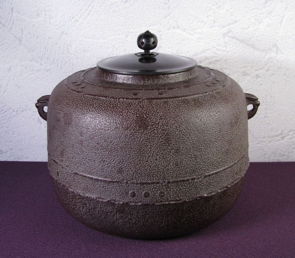 茶道具　人間国宝　釜師　高橋敬典作　真形釜　共箱　M　R4908B 釜師：人間国宝 高橋敬典 鉄釜 高さ：21.5cm 重さ：4.2kg 未使用品 共