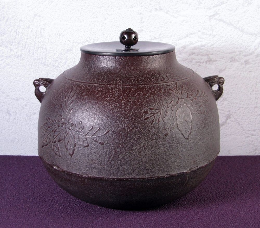 釜師：人間国宝 高橋敬典 真形釜桐地紋 高さ：22cm 重さ：2.4kg ほぼ未