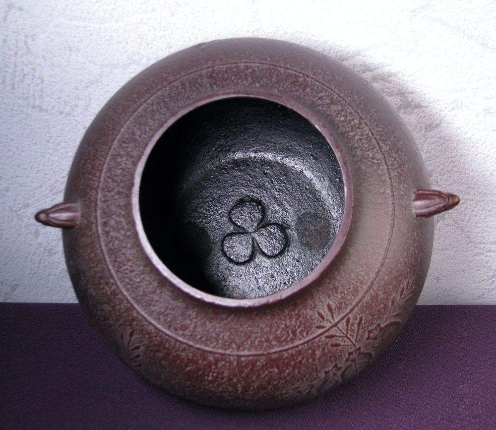 釜師：人間国宝 高橋敬典 真形釜桐地紋 高さ：22cm 重さ：2.4kg ほぼ未