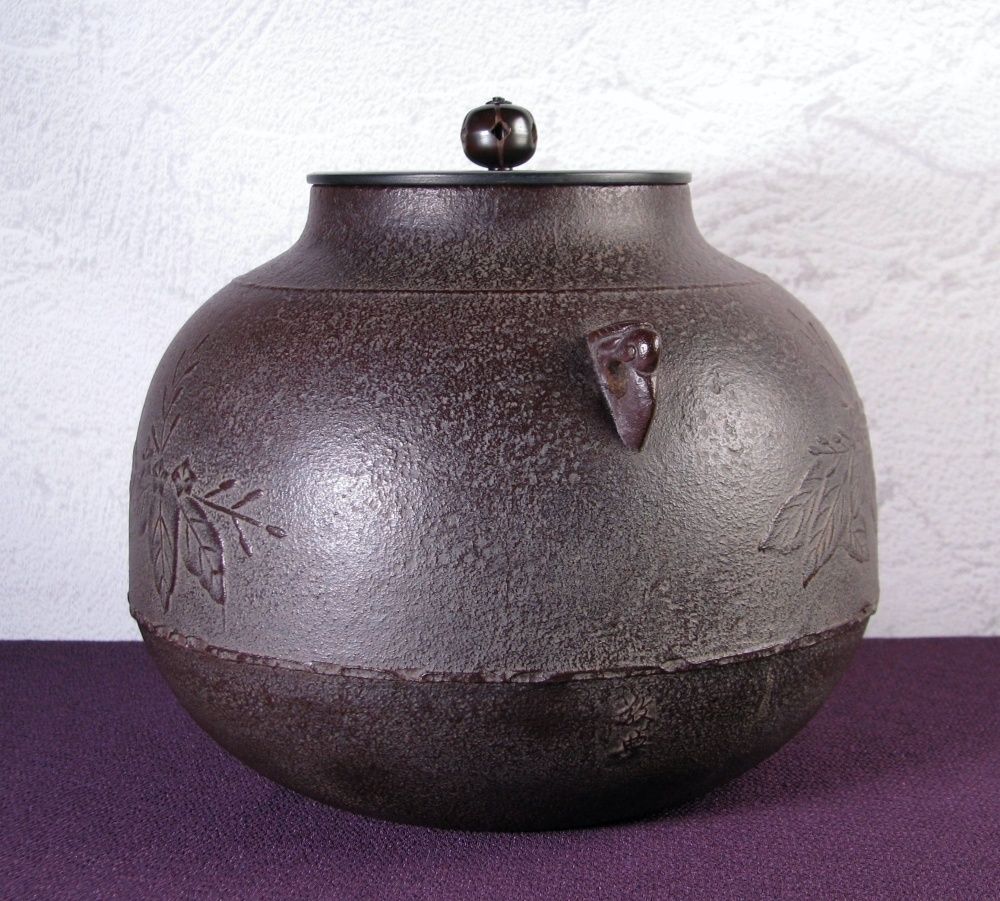 釜師：人間国宝 高橋敬典 真形釜桐地紋 高さ：22cm 重さ：2.4kg ほぼ未