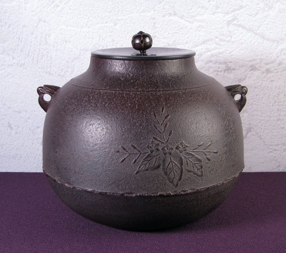 釜師：人間国宝 高橋敬典 真形釜桐地紋 高さ：22cm 重さ：2.4kg ほぼ未