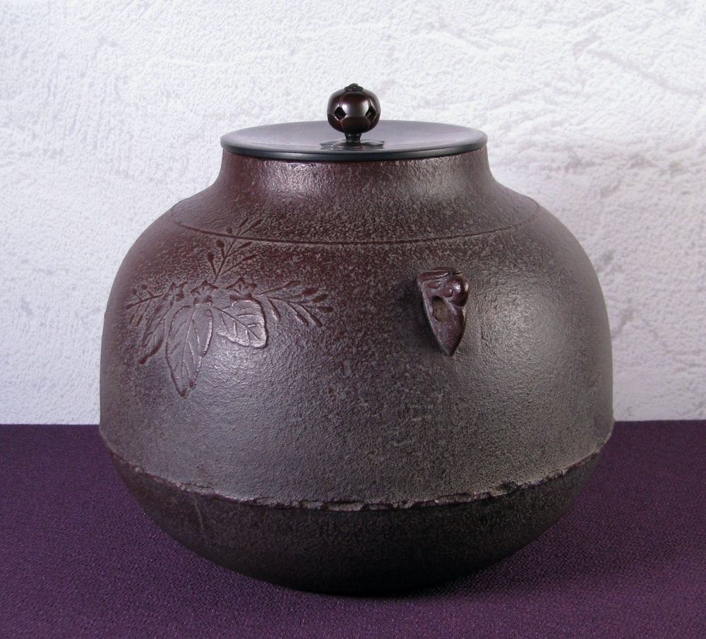 釜師：人間国宝 高橋敬典 真形釜桐地紋 高さ：22cm 重さ：2.4kg ほぼ未