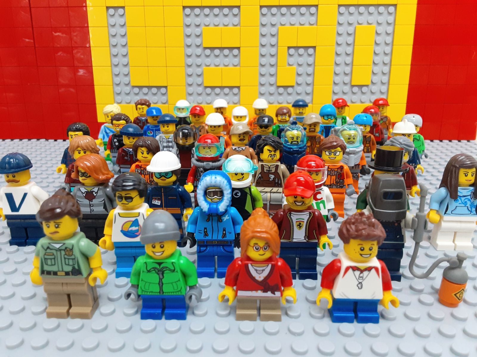 住民 レゴ ミニフィグ 大量50体 子供 警察官 泥棒 ダイバー 作業員 など 人形 シティ ミニフィギュアシリーズ