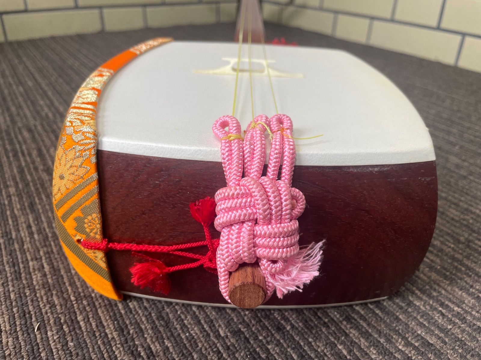 三味線 中棹 正寸 ハードケース付 裏皮破れあり 地唄 民謡 - メルカリ