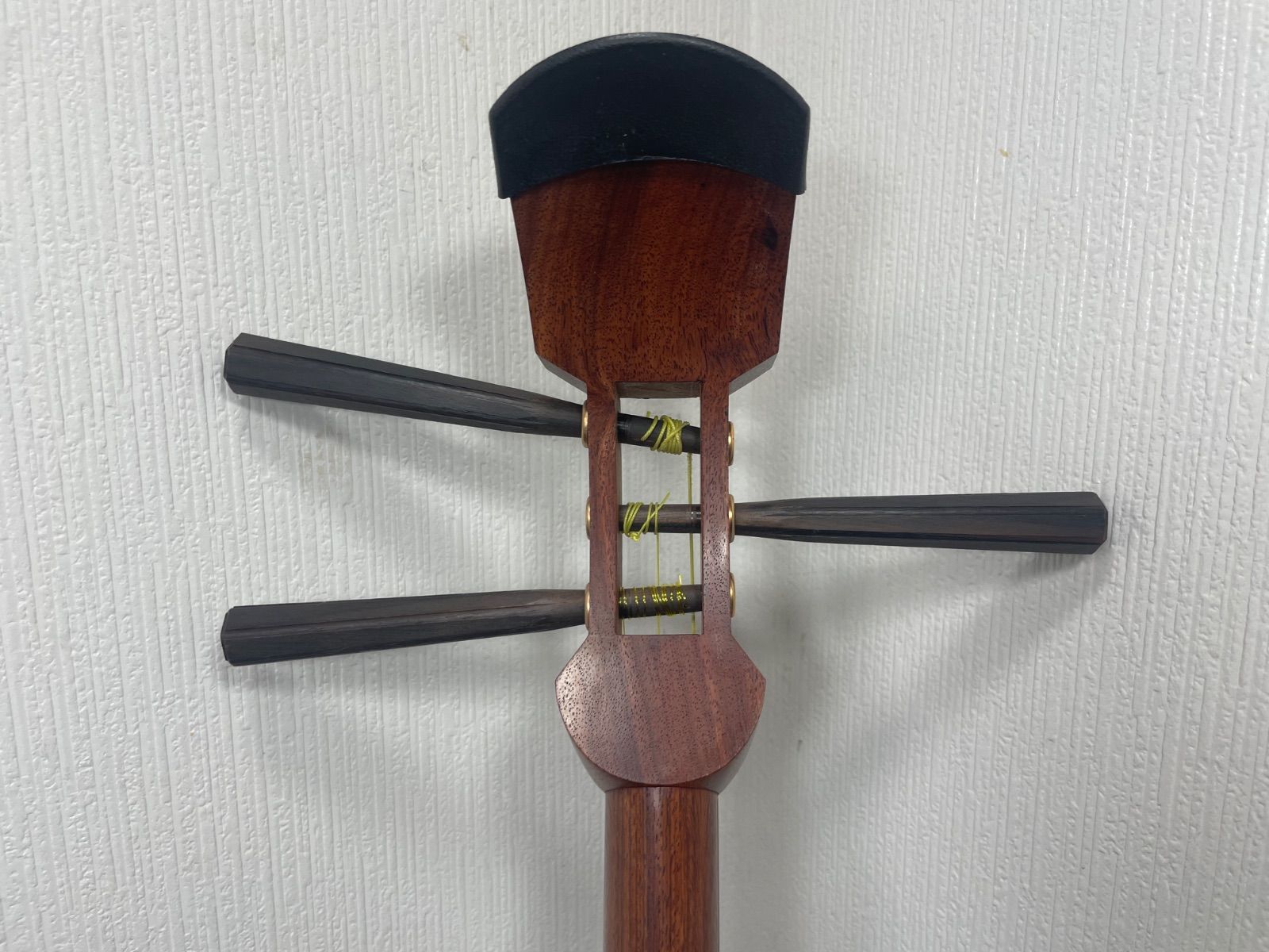 三味線 中棹 正寸 ハードケース付 裏皮破れあり 地唄 民謡 - メルカリ