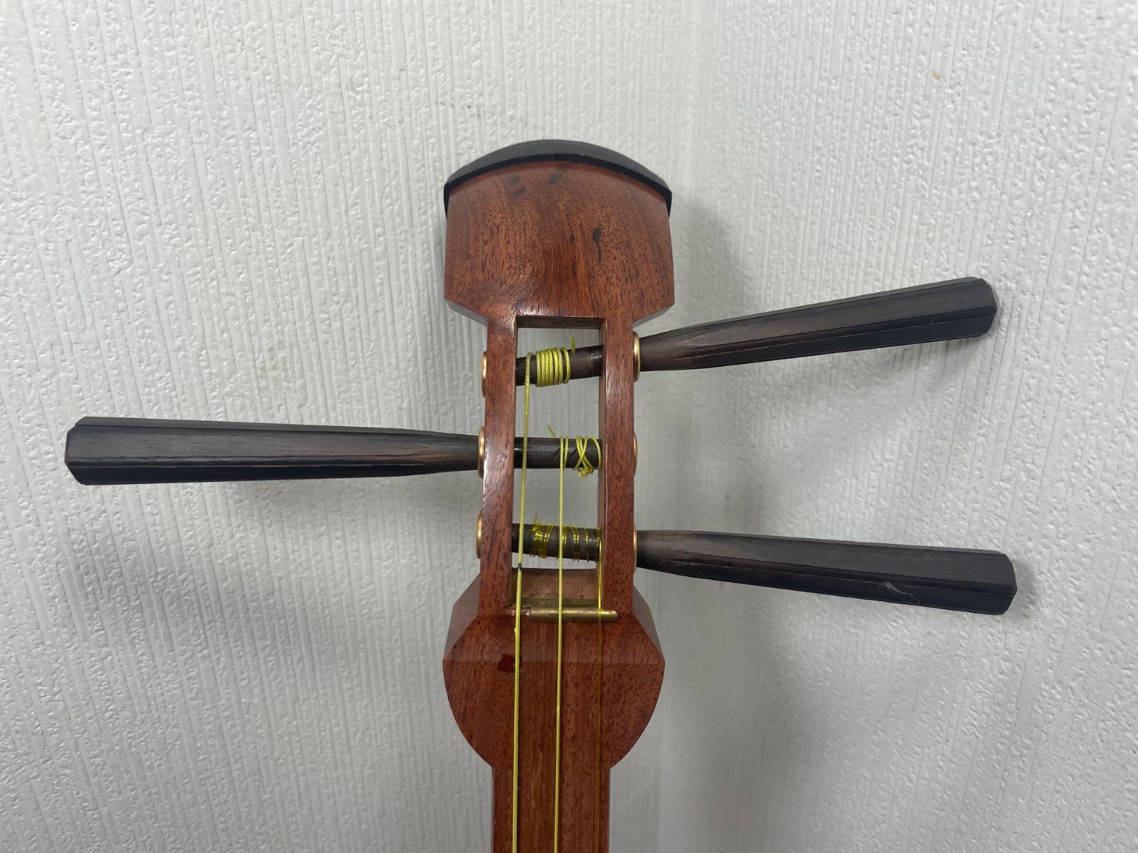 三味線 中棹 正寸 ハードケース付 裏皮破れあり 地唄 民謡 - メルカリ