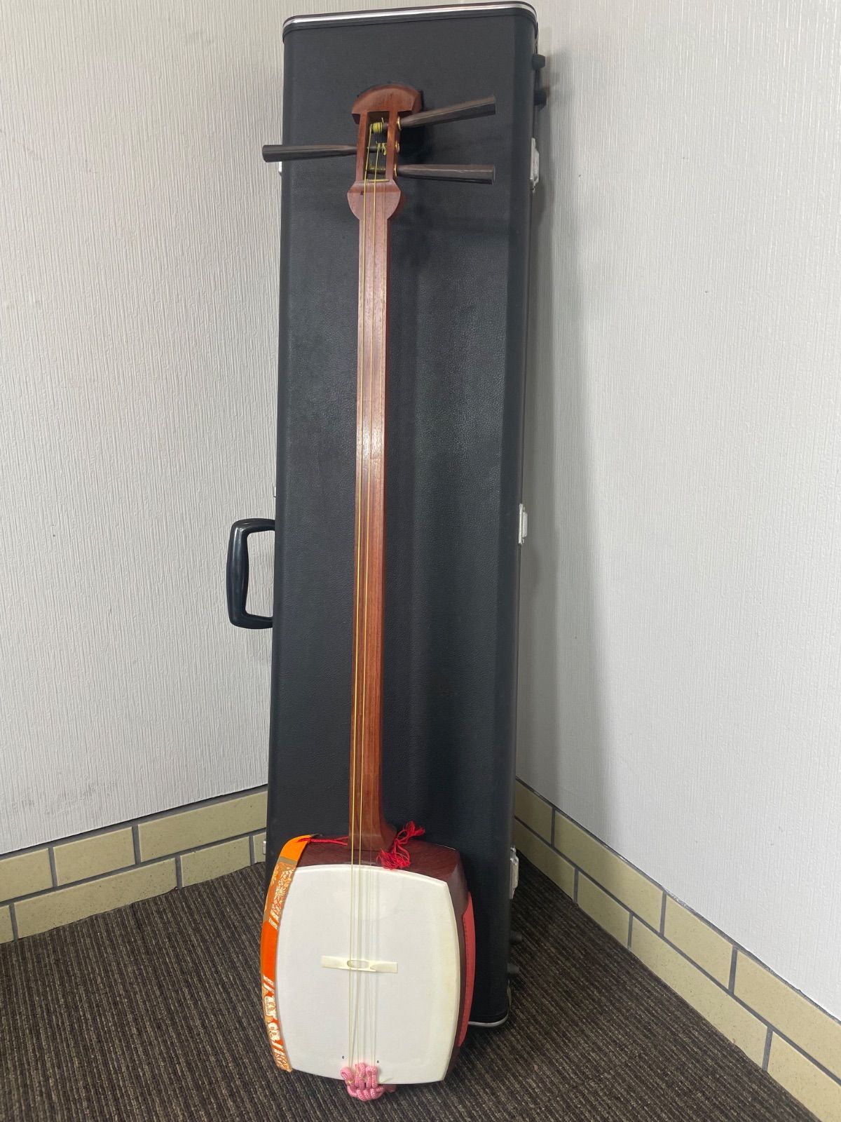 三味線 中棹 正寸 ハードケース付 裏皮破れあり 地唄 民謡 - メルカリ