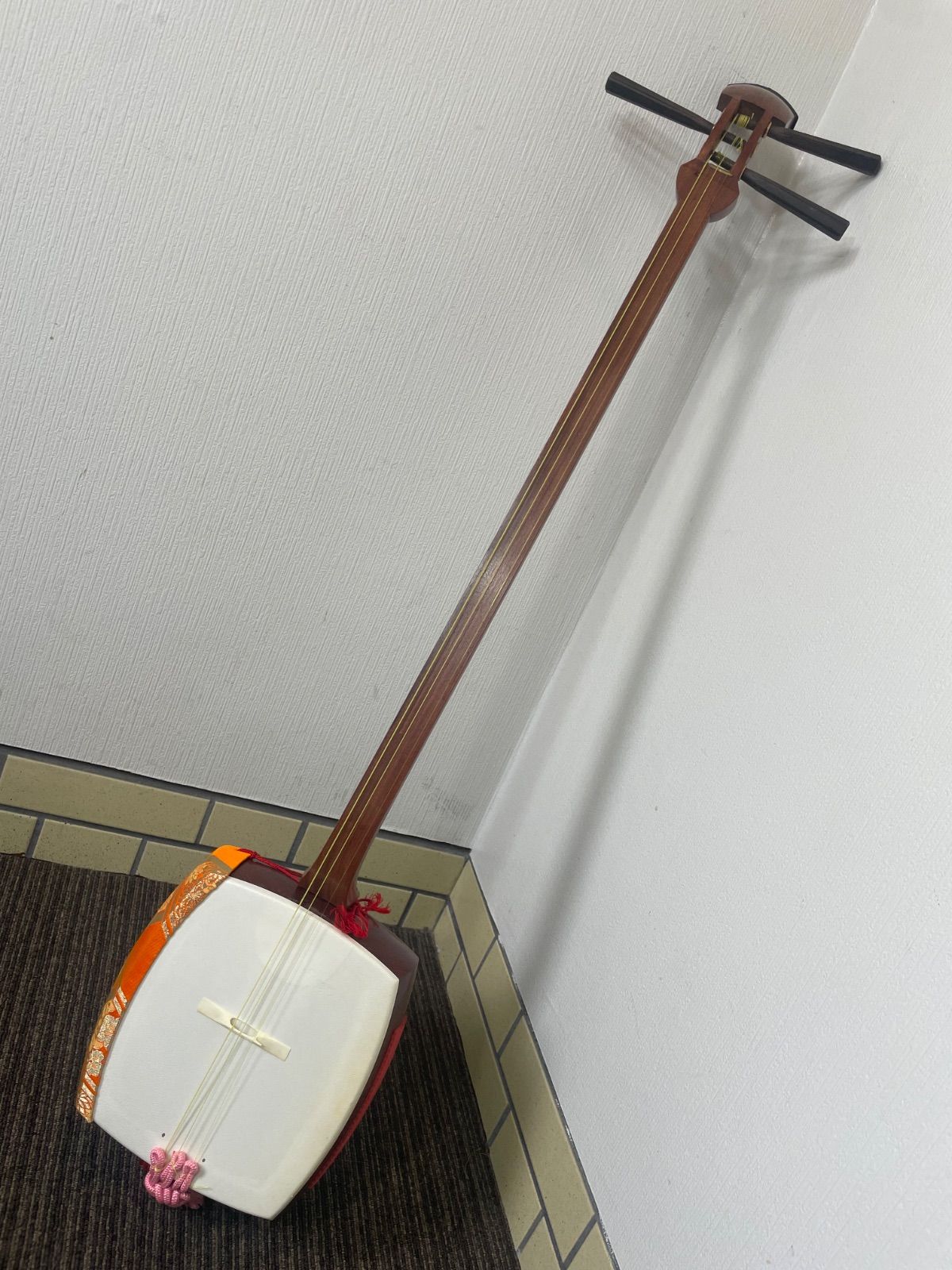 三味線 中棹 正寸 ハードケース付 裏皮破れあり 地唄 民謡 - メルカリ