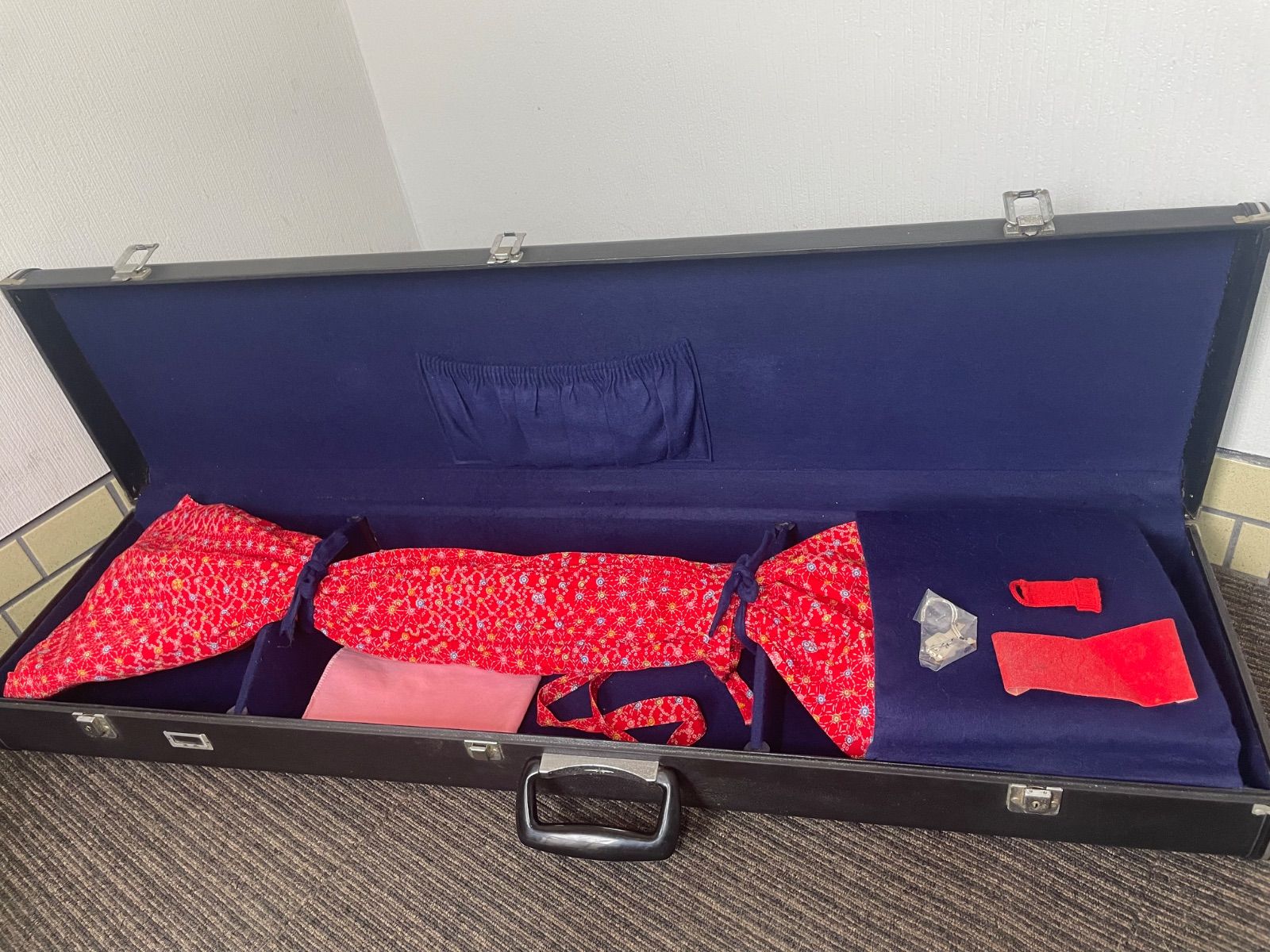 三味線 中棹 正寸 ハードケース付 裏皮破れあり 地唄 民謡 - メルカリ