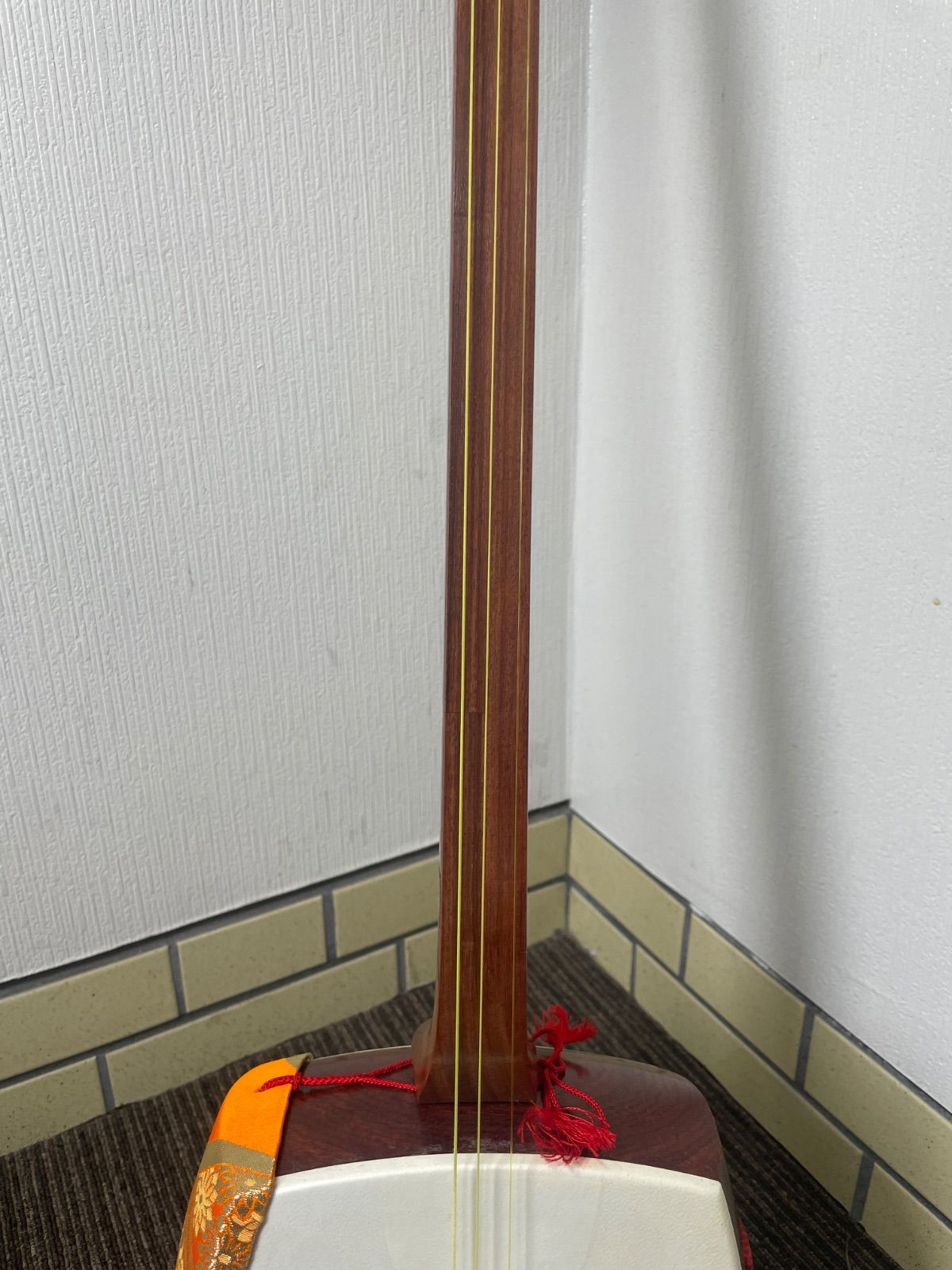 三味線 中棹 正寸　民謡　地唄　皮破れあり　ハードケース付き 三味線 中棹 正寸 ハードケース付 裏皮破れあり 地唄 民謡 - メルカリ