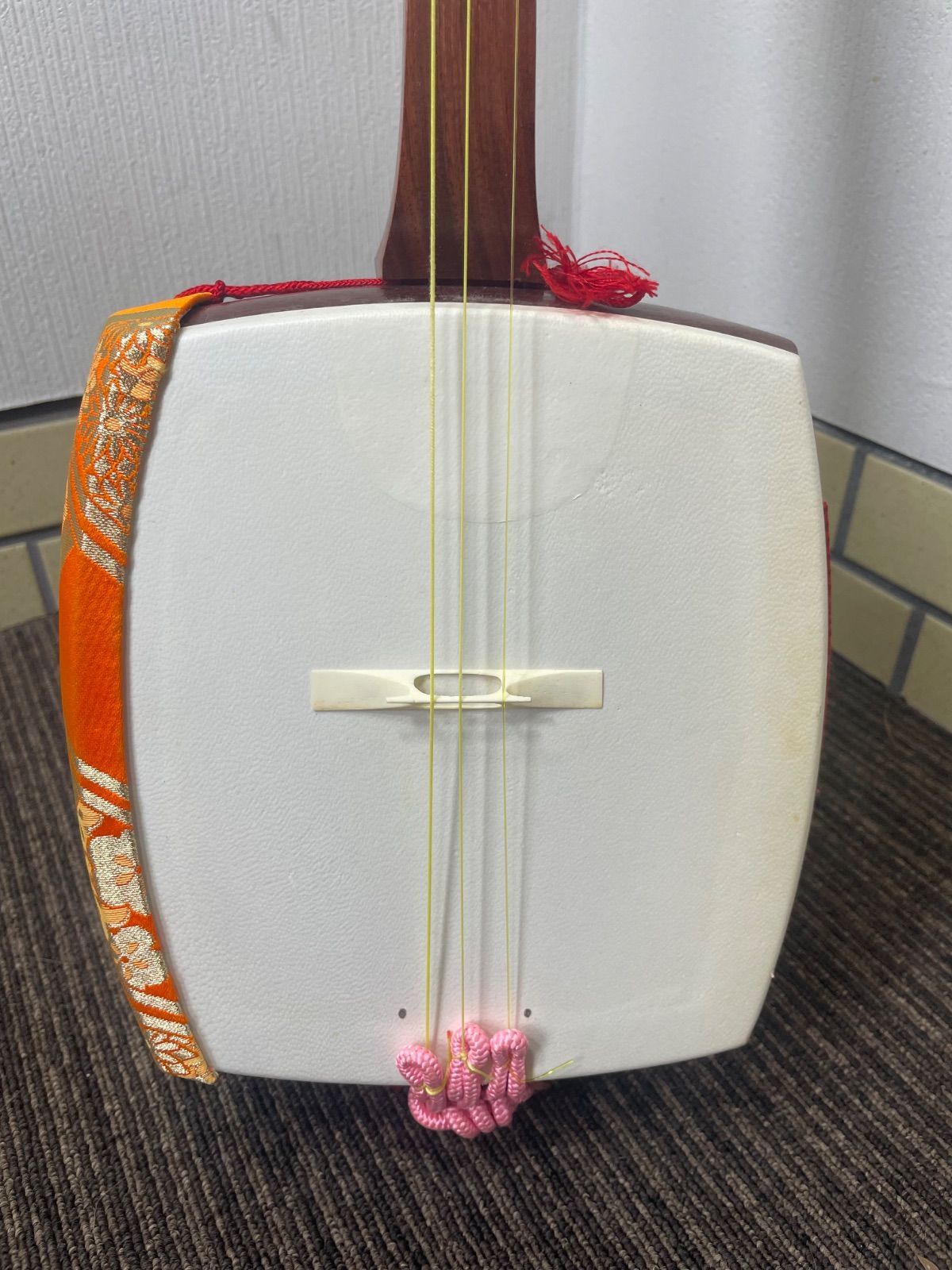 三味線 中棹 正寸 ハードケース付 裏皮破れあり 地唄 民謡 - メルカリ