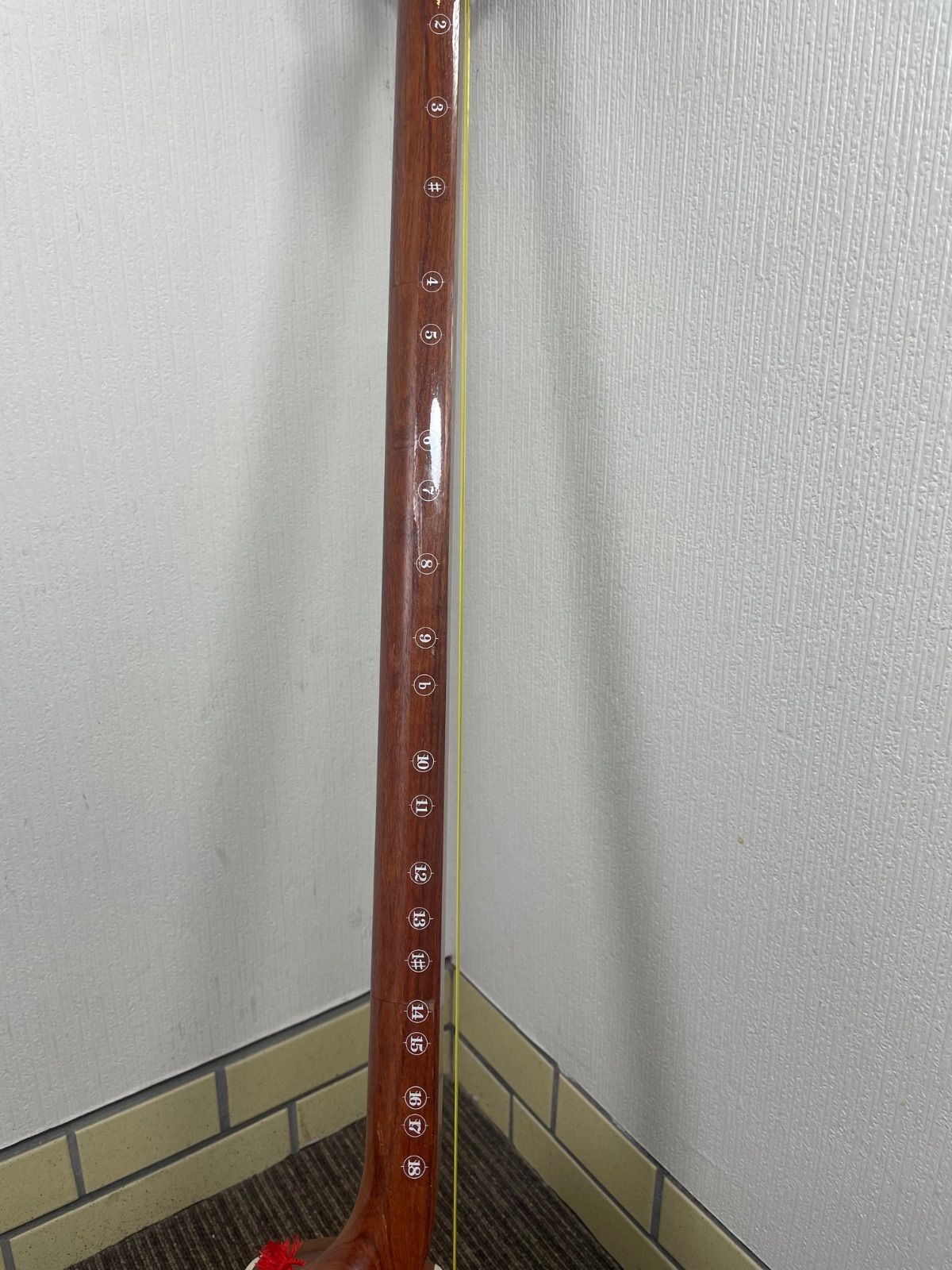 三味線 中棹 正寸　民謡　地唄　皮破れあり　ハードケース付き 三味線 中棹 正寸 ハードケース付 裏皮破れあり 地唄 民謡 - メルカリ