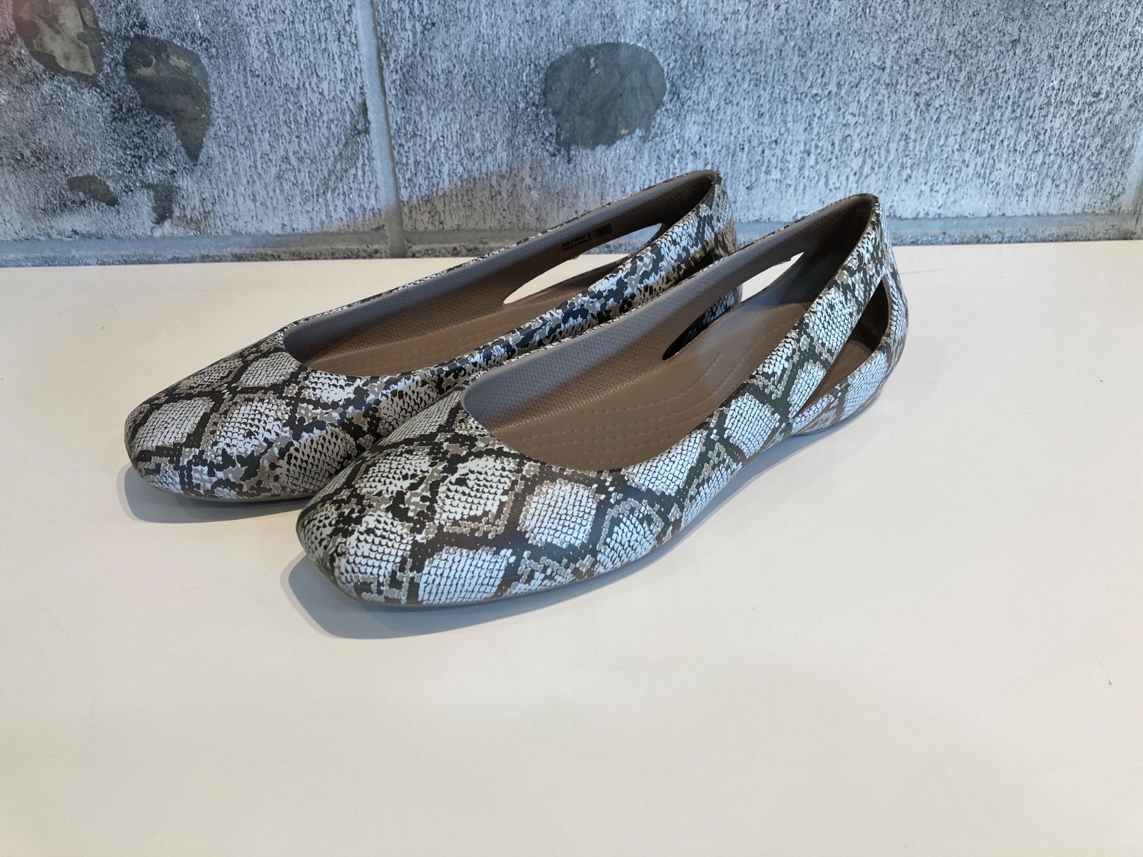 251145 クロックス CROCS フラットシューズ パイソン 蛇柄 W7 - メルカリ