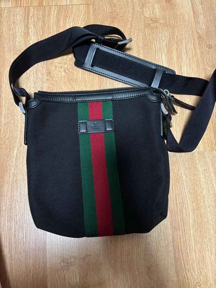 グッチ 3本線 ブラック クロスバッグ